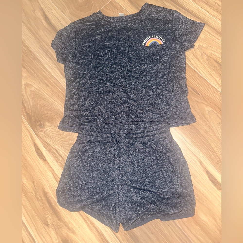 Rumi & Ryder Girls Size 5/6 Gray T-Shirt and Shorts Set with Rainbow Detail